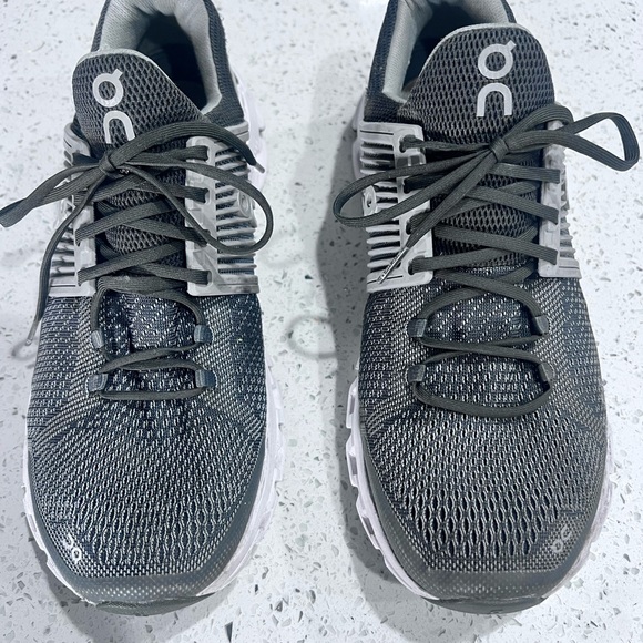 ON Running Gray Sneakers Mens Size 8.5 Grey Black - Picture 1 of 11